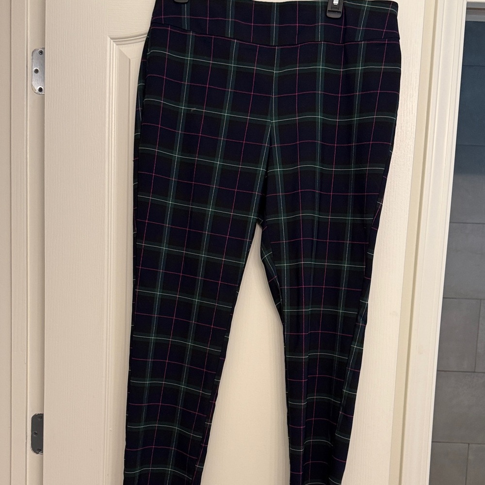 HOLIDAY Crown & Ivy Black and Green Plaid Pants